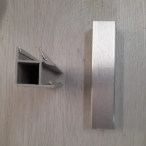 Angolo a 90° per zoccolo da cucina Anodizzato satinato EMUCA 24026 Betrouwbaar